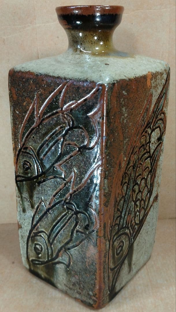 【本物保証】金城次郎 魚紋角瓶 共箱 栞 人間国宝 壺屋焼 希少魚6匹 h24㎝