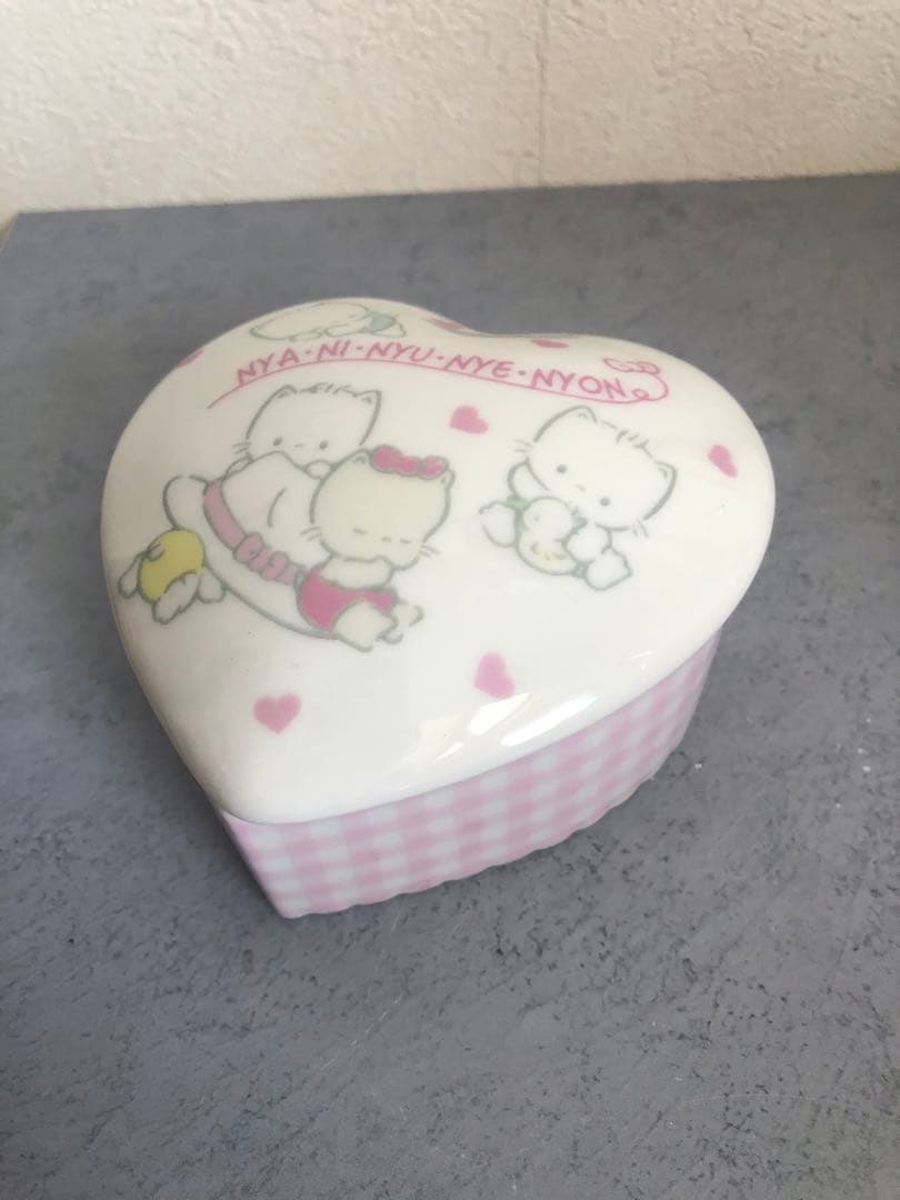 ニャニィニュニェニョン　サンリオ 小物入れ　ハート　陶器　Leashy 伊勢丹