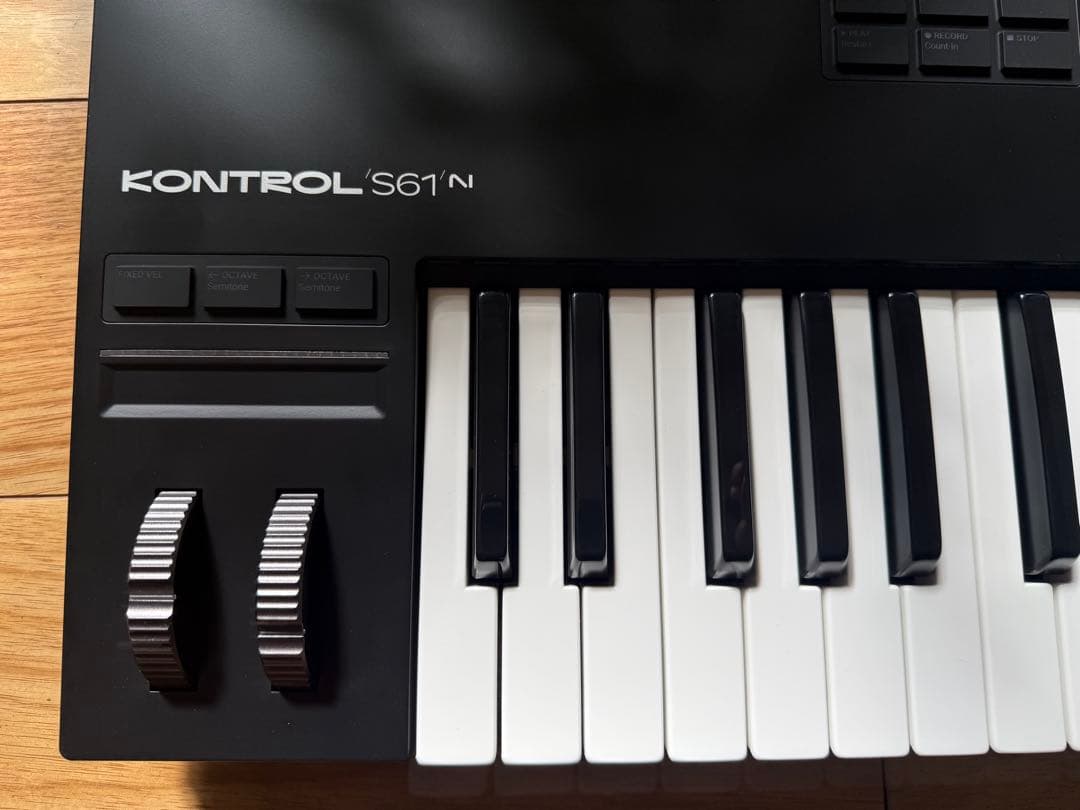 新品同様品　KONTROL S61 MIDIキーボード