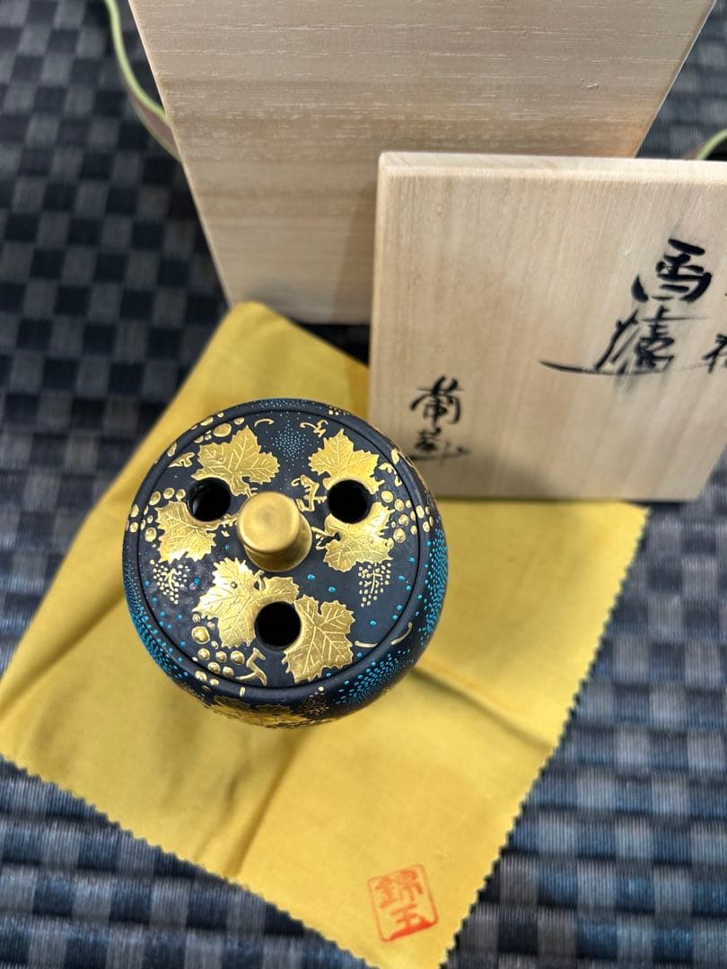九谷焼　仲田錦玉作　盛金青粒葡萄柄の香炉
