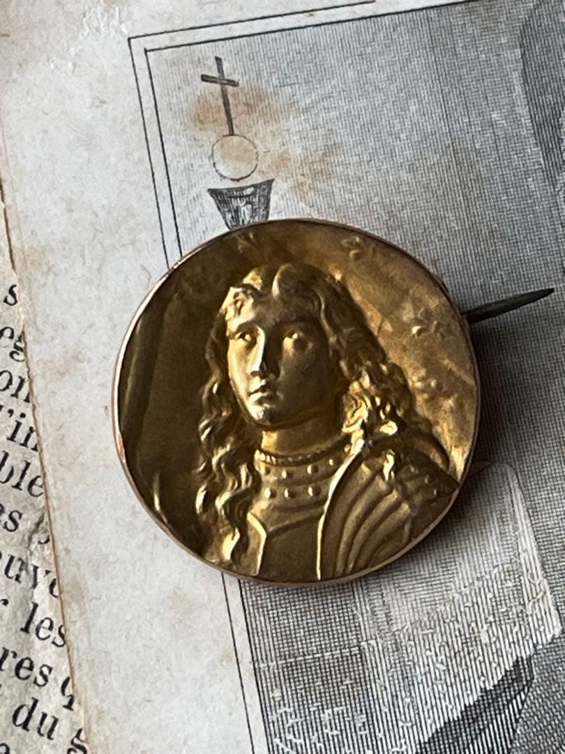 ジャンヌダルクのブローチ　フランスアンティーク　ゴールドプレートフィックス未使用