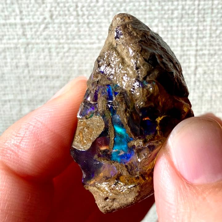 母岩の隙間に光り輝くオパール原石100ct/鉱物標本
