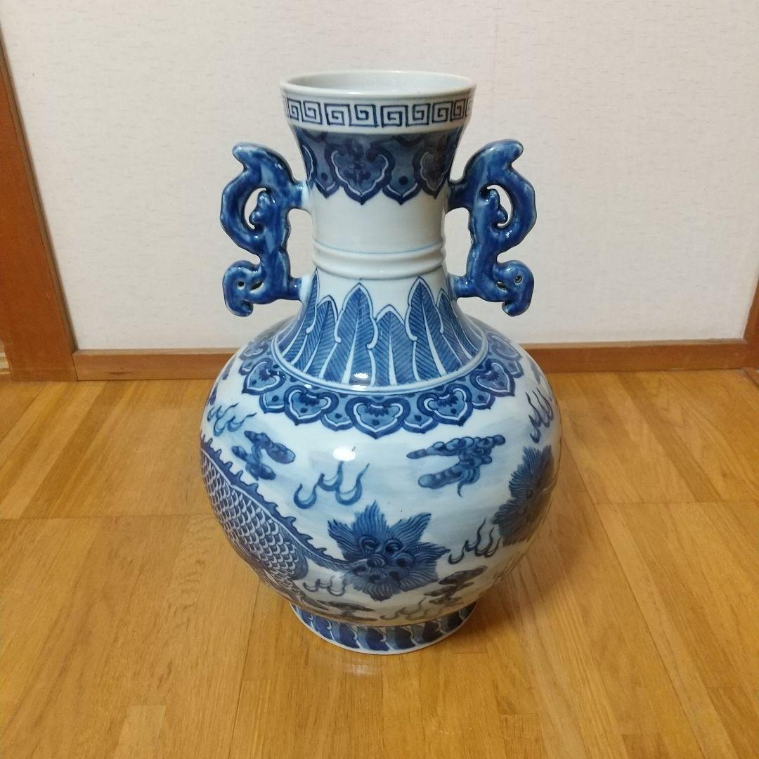 青白磁の装飾花瓶