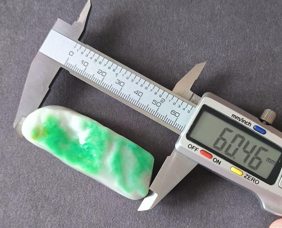 【陽緑】ミャンマー産本翡翠のルース①