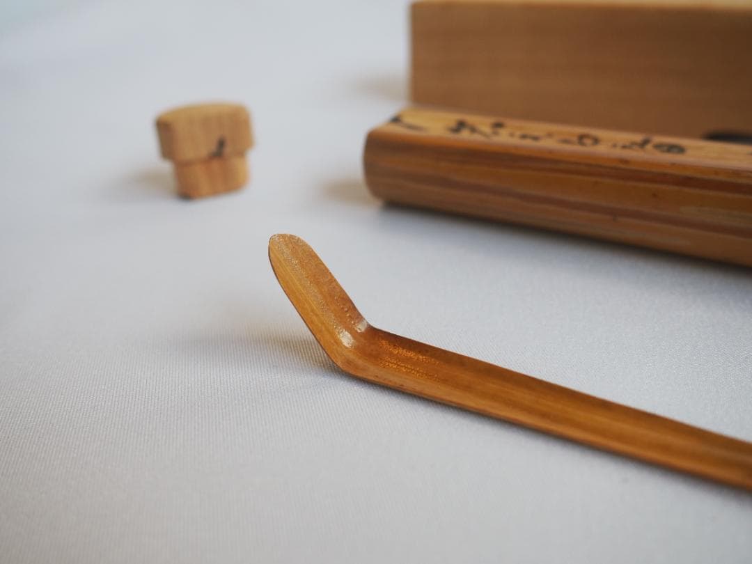 大徳寺派孤篷庵住職 小堀宗泰自作『竹茶杓』歌銘：岩もる音（共箱・共筒）