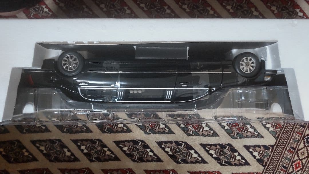 リンカーン　タウンカー　2003 リムジン　ミニカー　サンスター　1/18