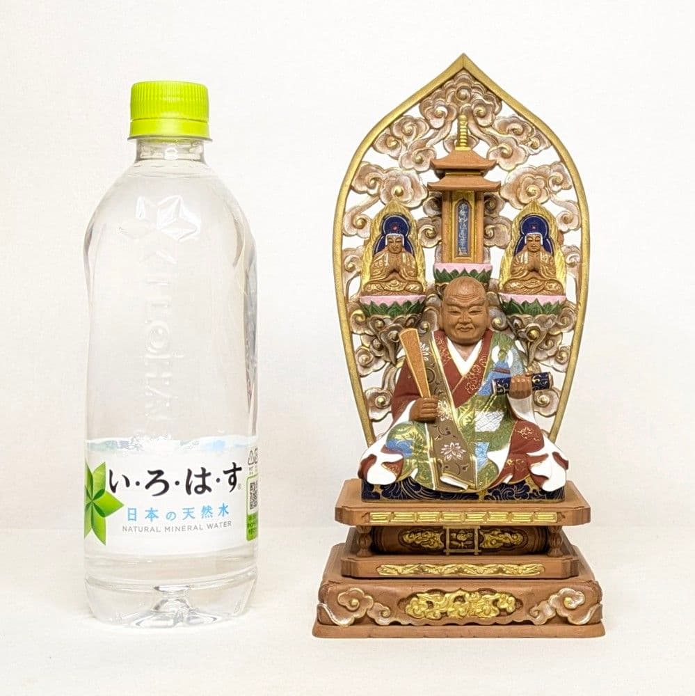 【ゲリラセール・新品】 三宝尊付き日蓮聖人　彩色　紅檀　総高さ約22.5㎝　日蓮