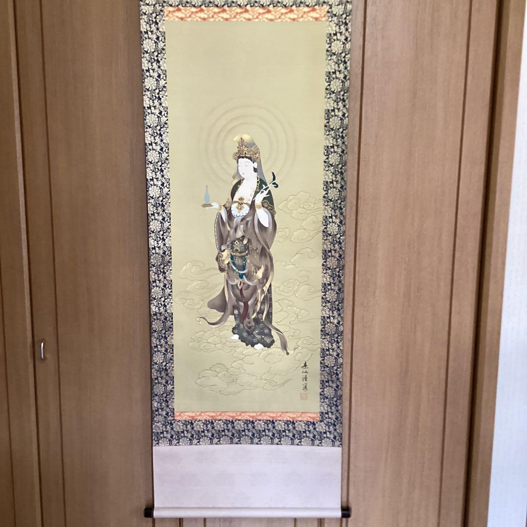 素　仙　筆　　【　絹本彩色画　・雲上観音図　】　自題共箱　軸先漆仕立木　610