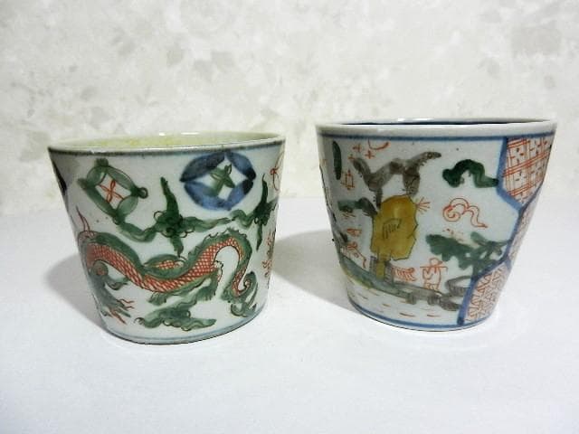 １８世紀後半の色絵蕎麦猪口２点（龍・雲・宝珠文／亀甲・人物・風景文）