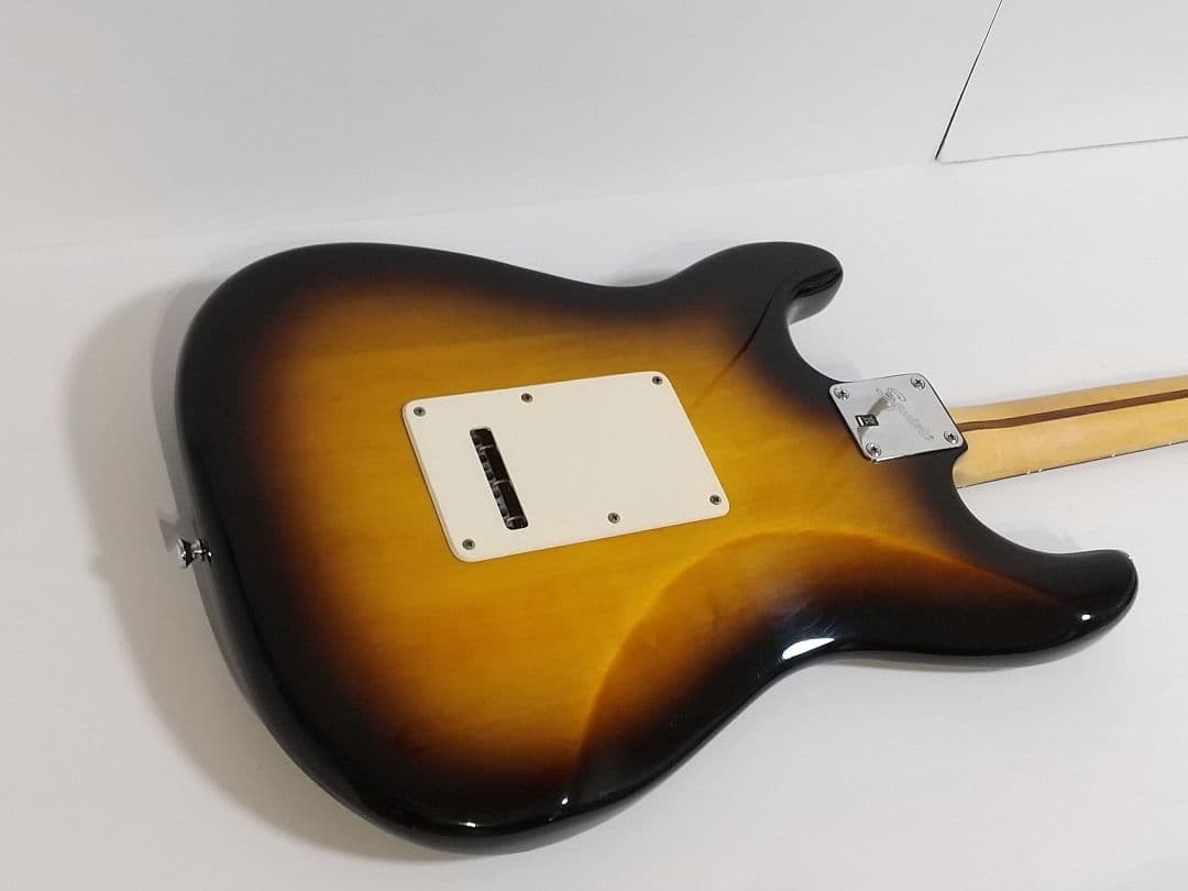 Squier サンバースト ストラトキャスター エレキギター