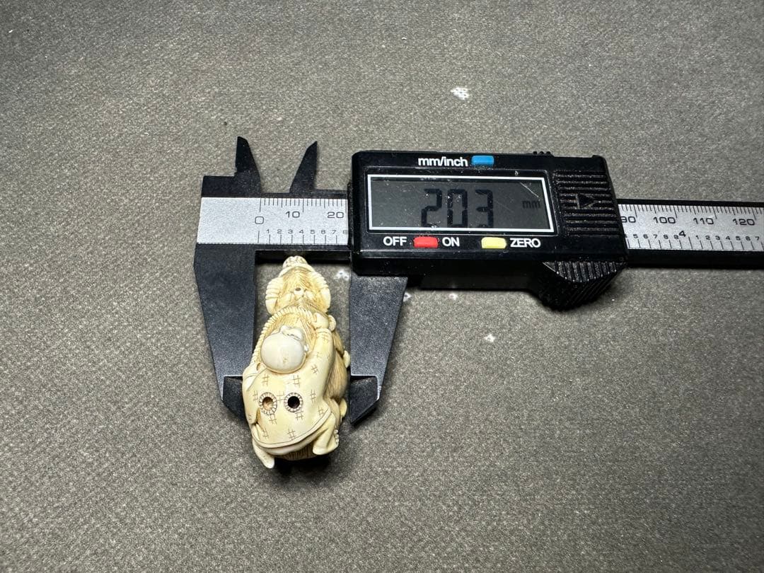 極上　根付　天然素材　アンティーク　骨董　飾り物　古美術　置物　細密細工　彫刻