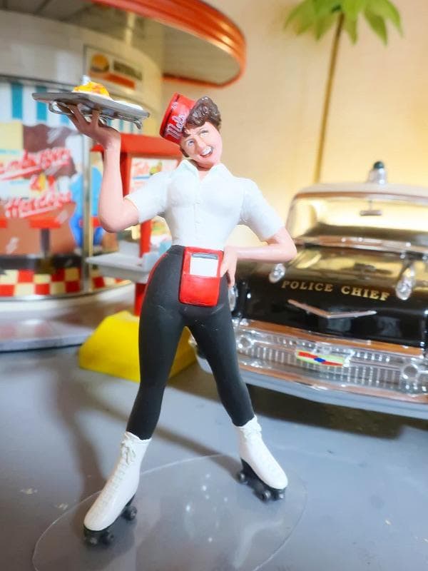 1/18 アメリカングラフィティ ウェートレス フィギュア メルズドライブイン