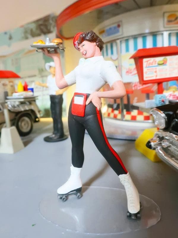 1/18 アメリカングラフィティ ウェートレス フィギュア メルズドライブイン