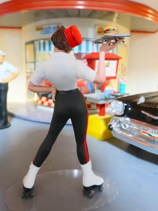 1/18 アメリカングラフィティ ウェートレス フィギュア メルズドライブイン