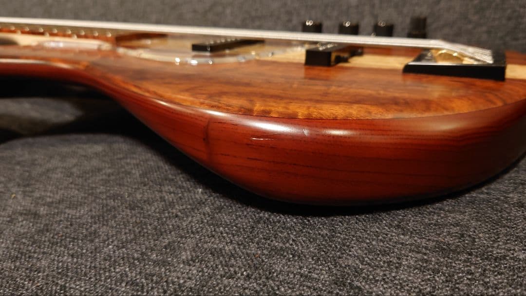 momose　custom 5弦ベース