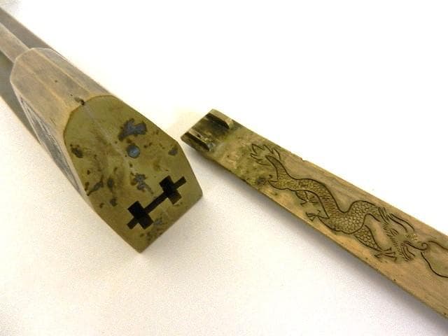「荣華富貴　大明萬歴年造　龍や童子」などが彫刻された大形の黄銅製錠前