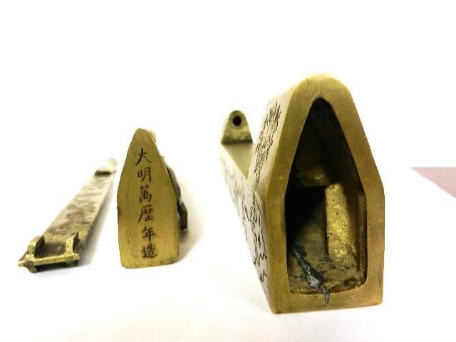 「荣華富貴　大明萬歴年造　龍や童子」などが彫刻された大形の黄銅製錠前