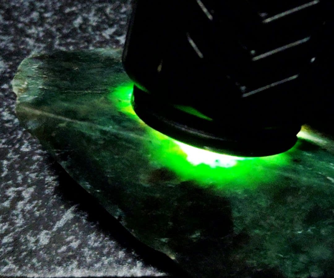 ★翡翠原石★糸魚川硬玉【山之坊コスモクロア・切り出し端材49ｇ】