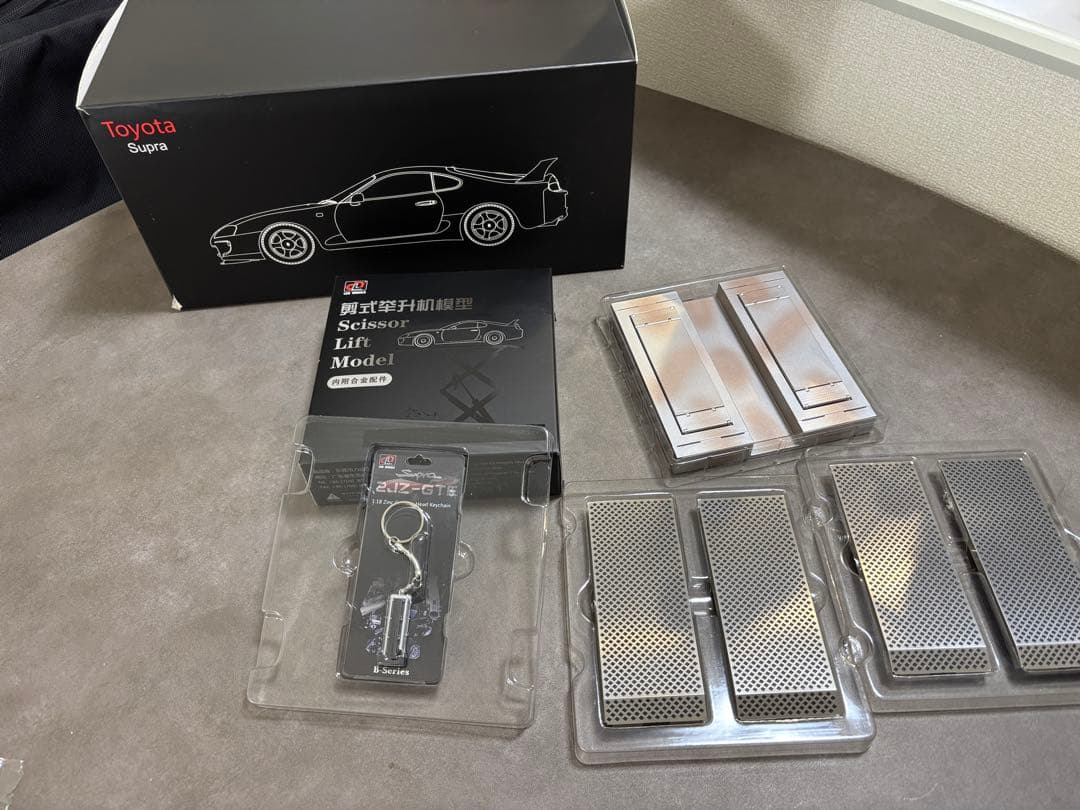 トヨタ　スープラ　1/18　LCD