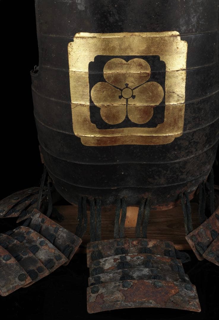 【江戸期 甲冑 胴丸】黒漆塗 二枚胴 草摺付 金箔家 紋 武具 鎧兜 時代物