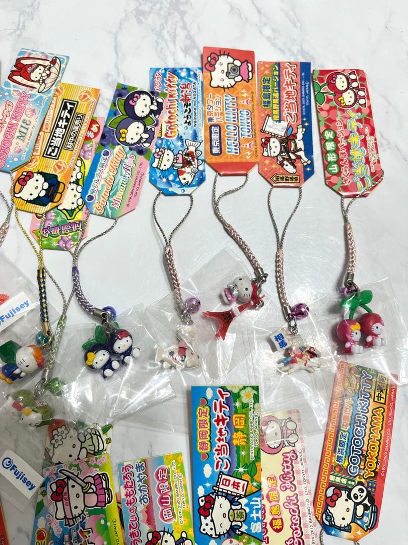 【ご当地キティ】ハローキティ ストラップ付きチャーム 32個セット