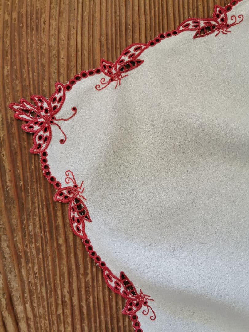 アンティークフランス オープンカットワーク バタフライ∞赤糸刺繍 縮緬風ドイリー