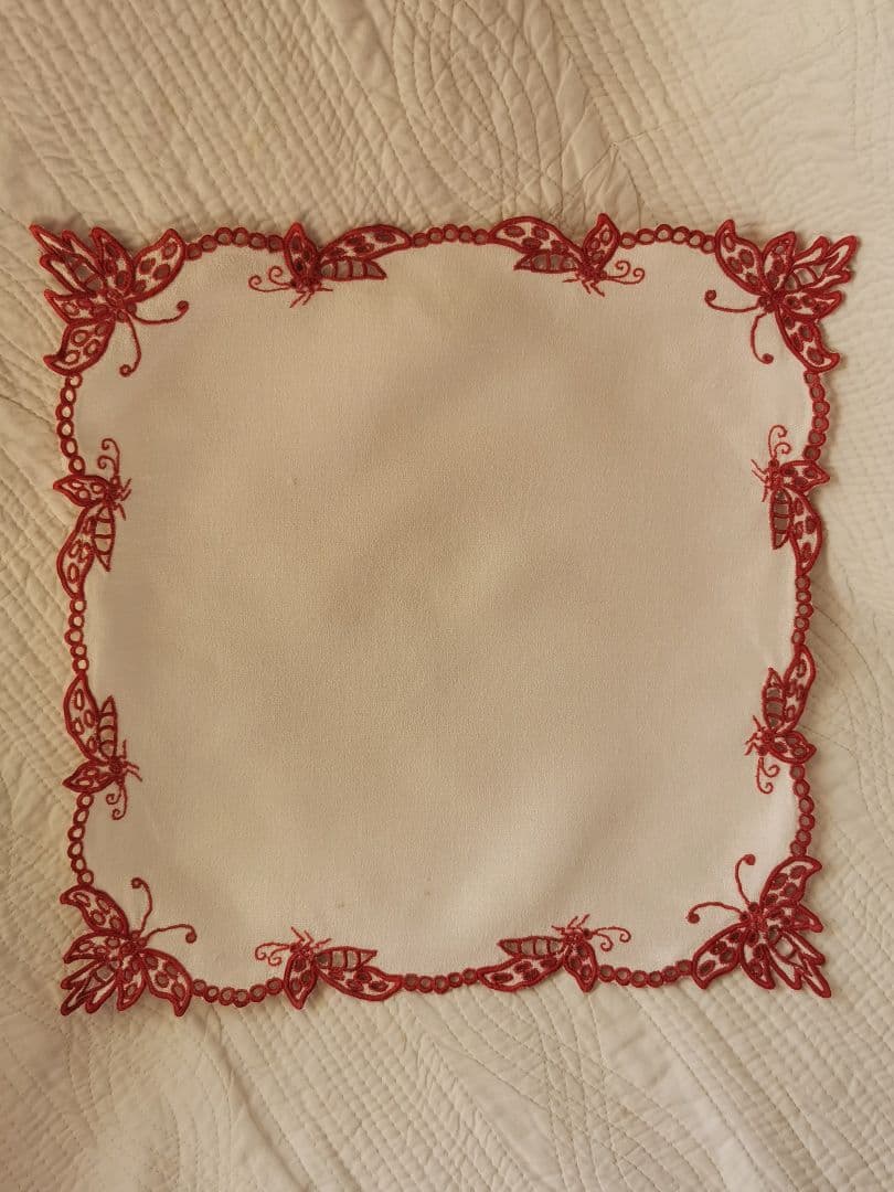 アンティークフランス オープンカットワーク バタフライ∞赤糸刺繍 縮緬風ドイリー