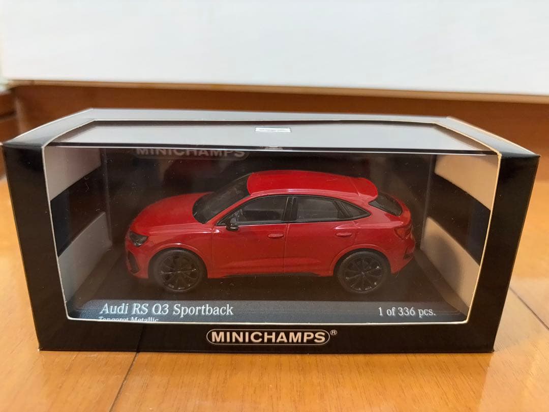 アウディRS Q3 スポーツバック グレー ミニチャンプス 1/18
