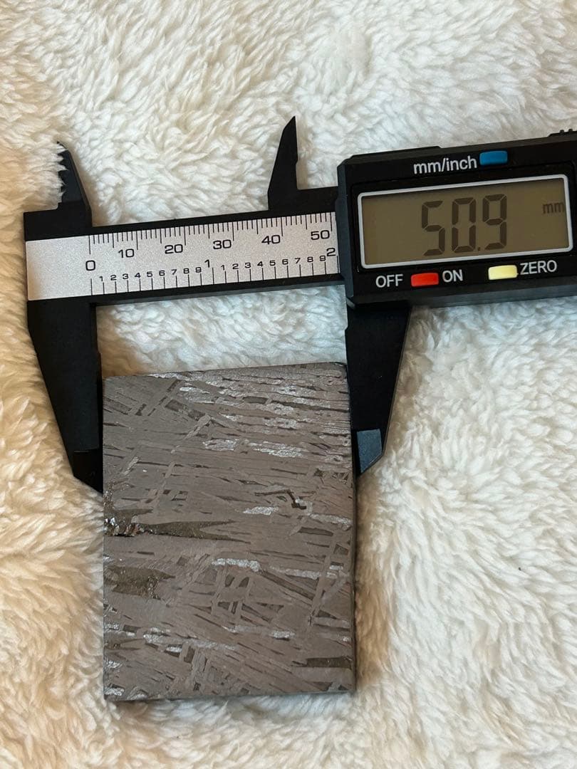 アルタイ鉄隕石。美しい長方形。約250.83g
