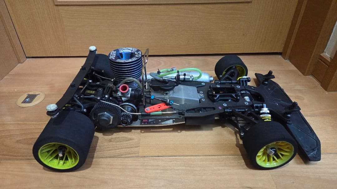 サーパント ベクター エンジンラジコンカー ハチイチ 中古 エンジン付き