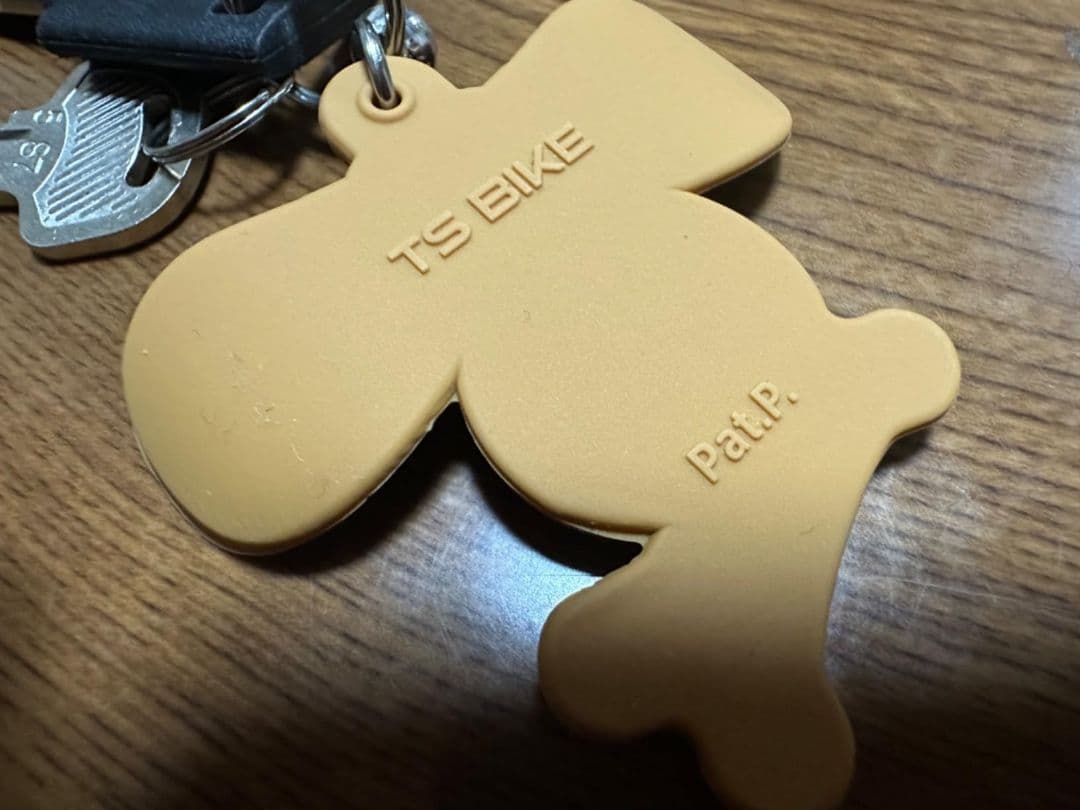 犬の顔と骨のシリコンキーホルダー