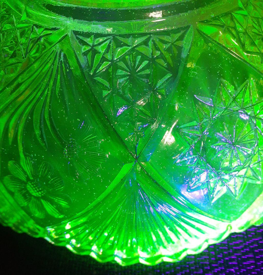 大正時代　古ガラス　【ウランガラス】　花と星文様　輪花口縁鉢　フルーツボール