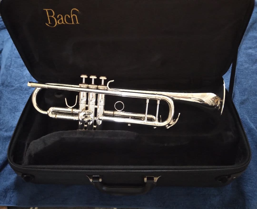 トランペット BACH　ケース・マウスピース・教本付き