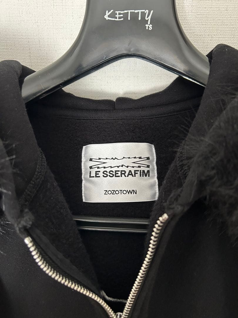 LE SSERAFIM×ZOZOTOWNファージップアップフーディー黒 Sサイズ