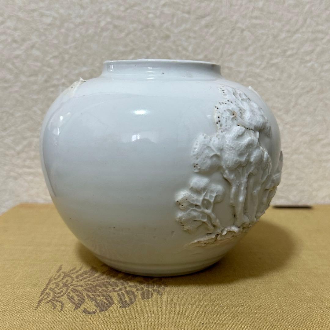 白磁　高麗　徳化窯　伊万里　瀬戸　◆山水　白い陶器の浮彫り花瓶