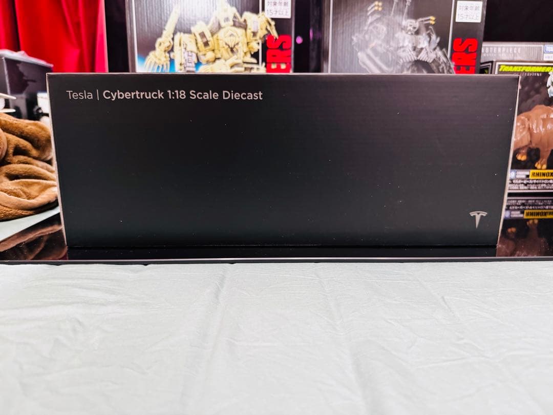 テスラ Tesla Cybertruck 1:18スケール ダイキャスト 新品