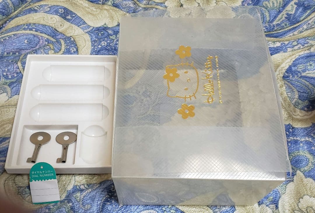 キティちゃん　金庫　プラスチックケース　カギ二本　ロック番号　付き