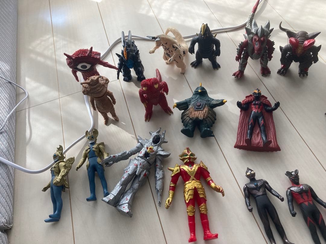 ウルトラマンフィギュア47体、怪獣27体、ロボ2体、ソフビワールド、射的セット
