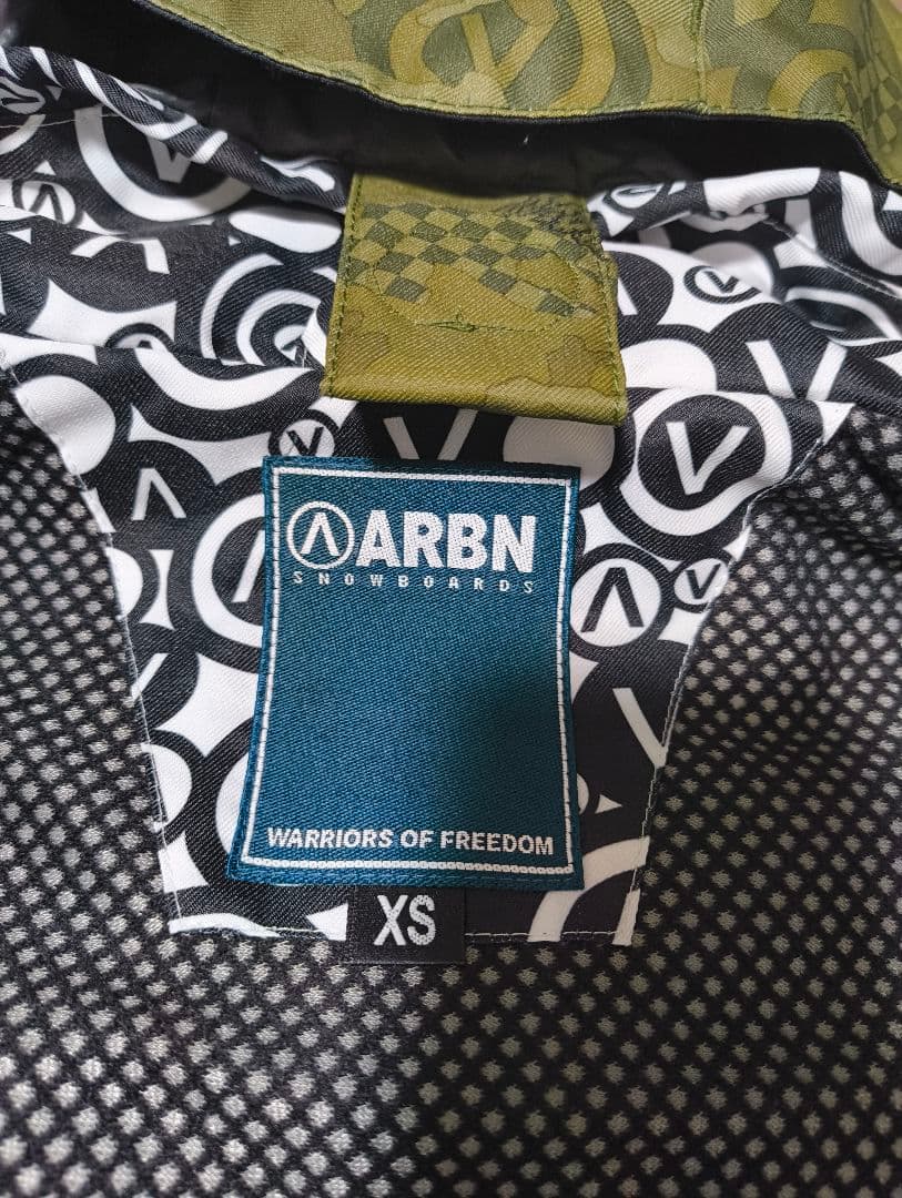エアボーンARBNスノーボードウェア