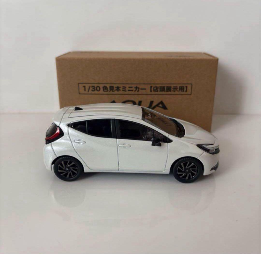 新型アクア 後期型 ミニカーカラーサンプル プラチナホワイトパール【非売品】