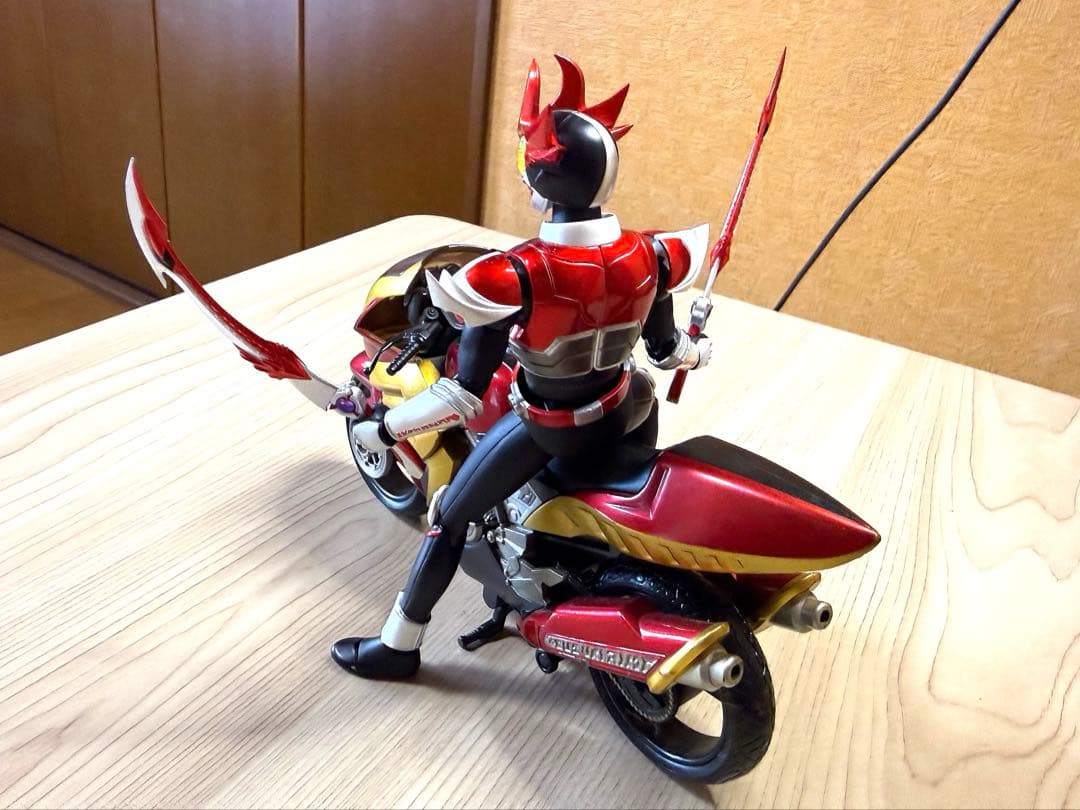 フィギュアーツ仮面ライダーアギトシャイニングフォーム＆マシントルネイダー