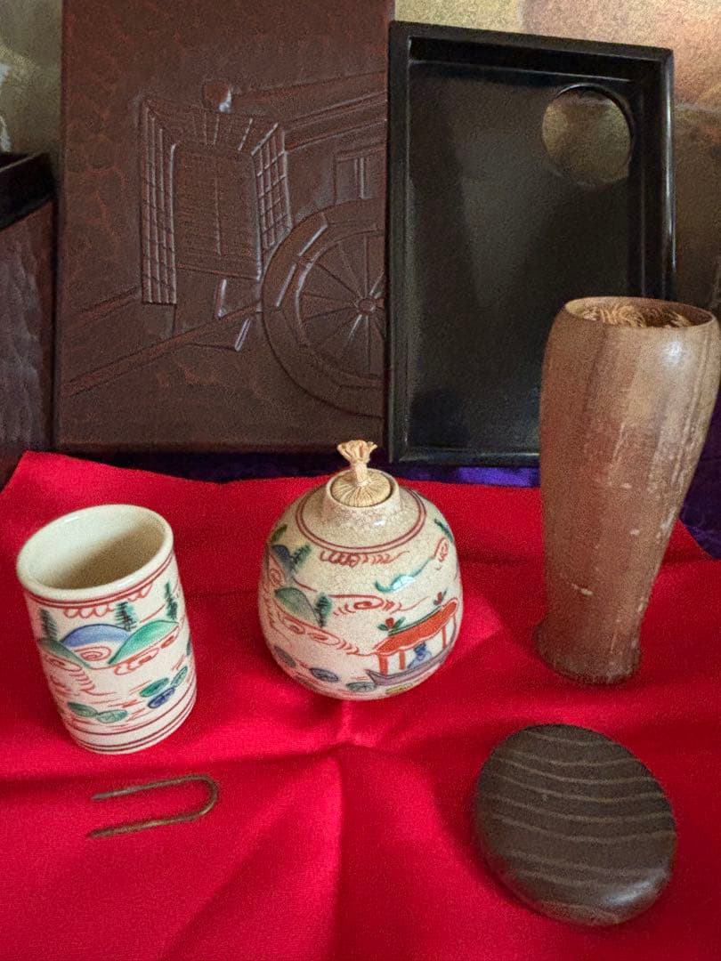 鎌倉彫り本漆塗(御所車) 　 　赤絵 名物裂 　三点セット(棗・香合・茶筅筒)