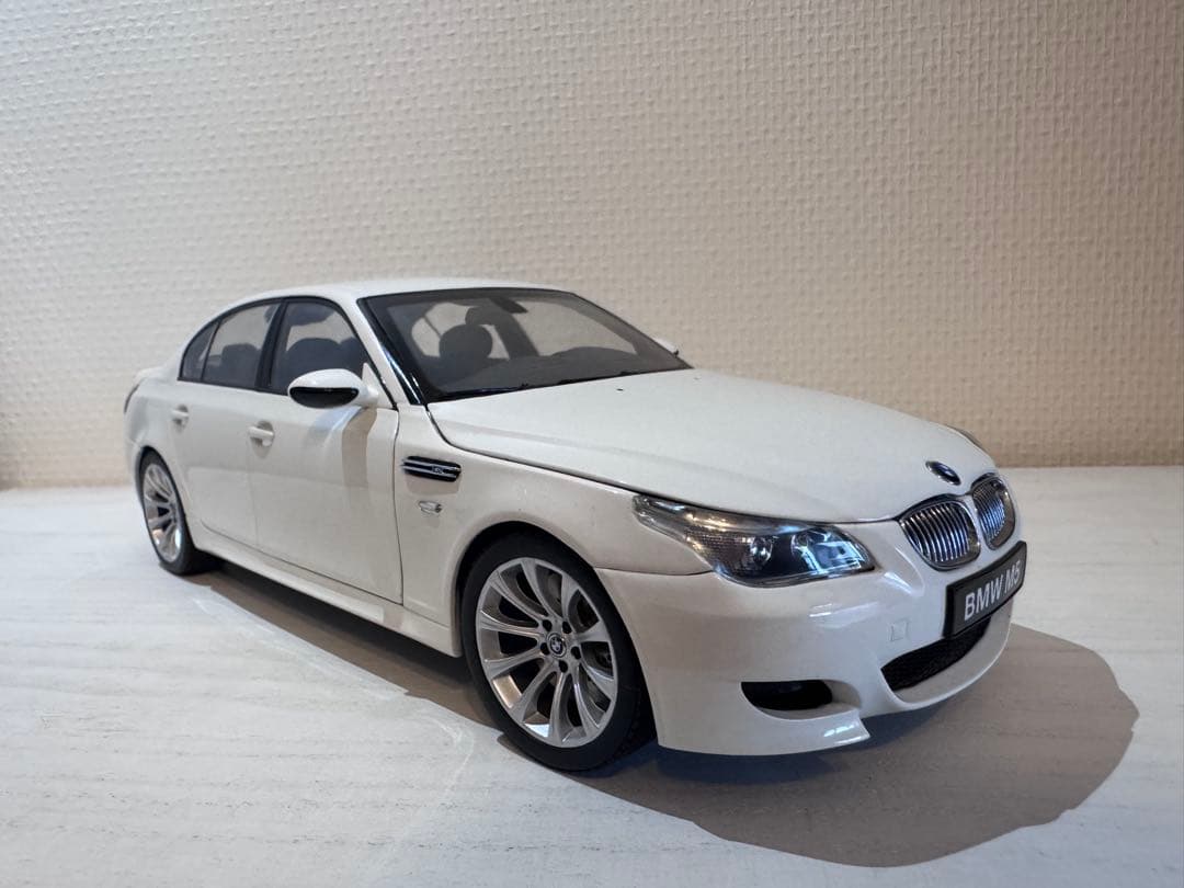 ミニカー KYOSHO  M5 Sedan 1:18