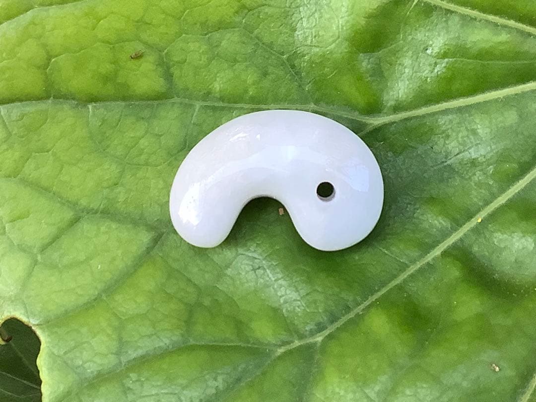 ✳白地肌*無垢物　超お買い得お値段設定‼️糸魚川翡翠勾玉　本物鑑定付15万円以上‼️
