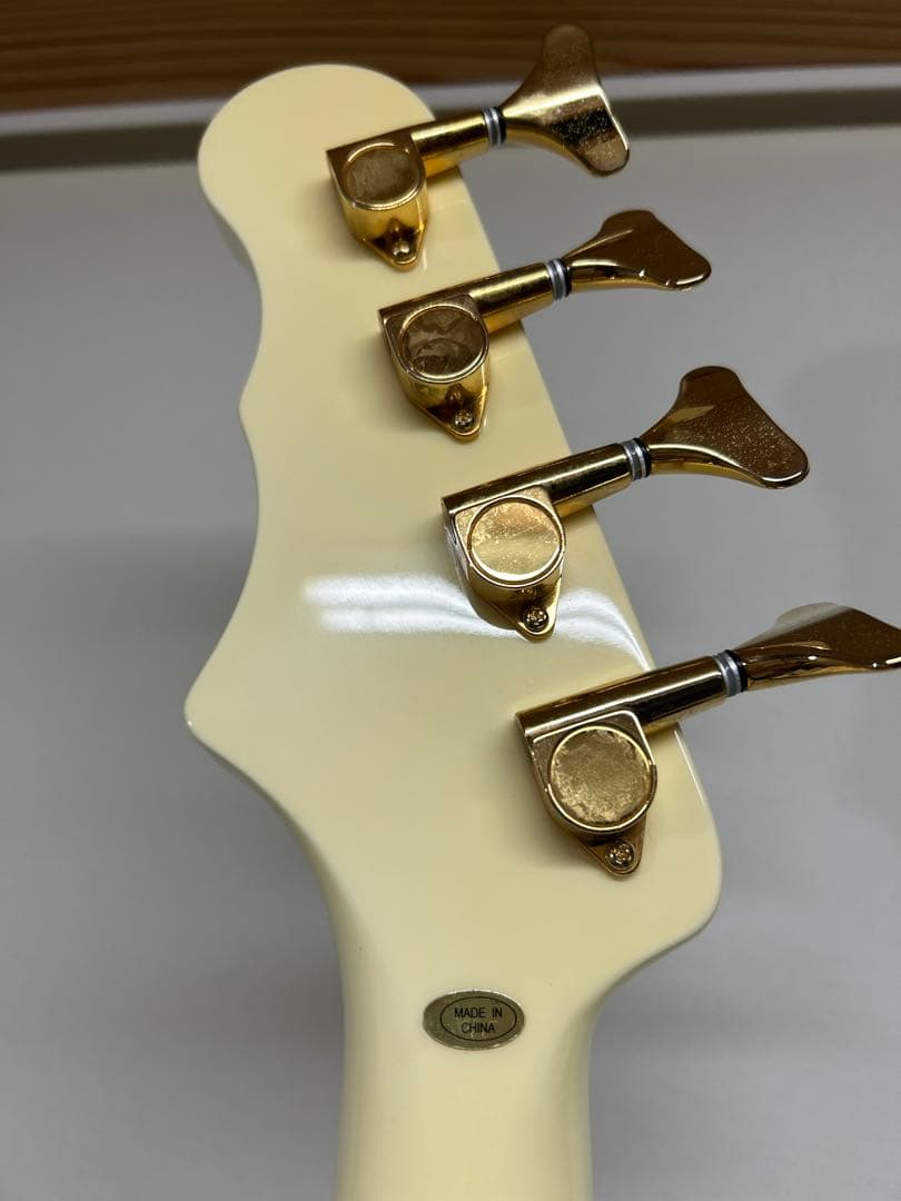 Burns London Bison Bass White エレキベース 廃盤