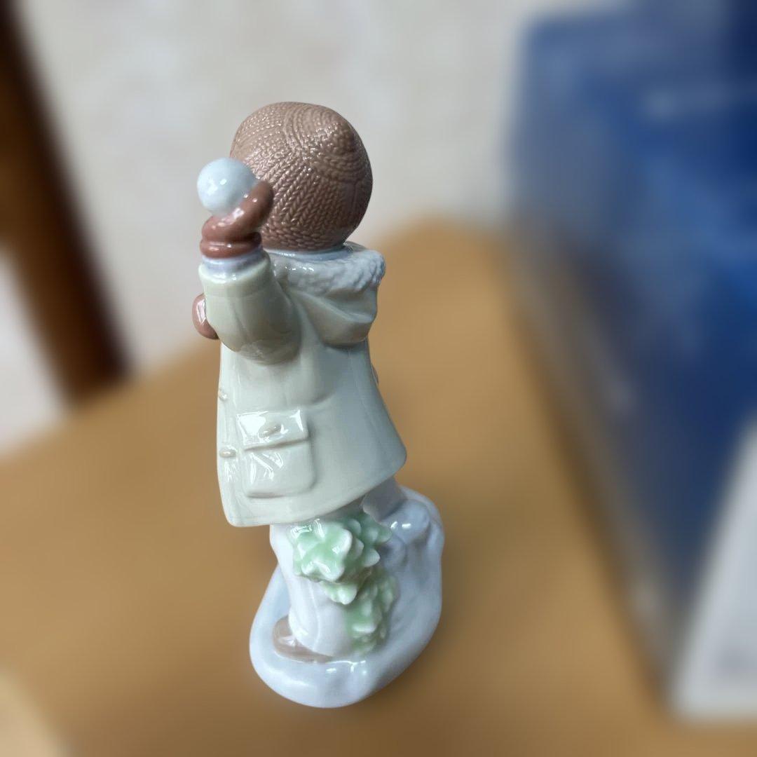 リヤドロ　雪合戦　雪玉を持つ子供の陶器フィギュア　箱付き　未使用品