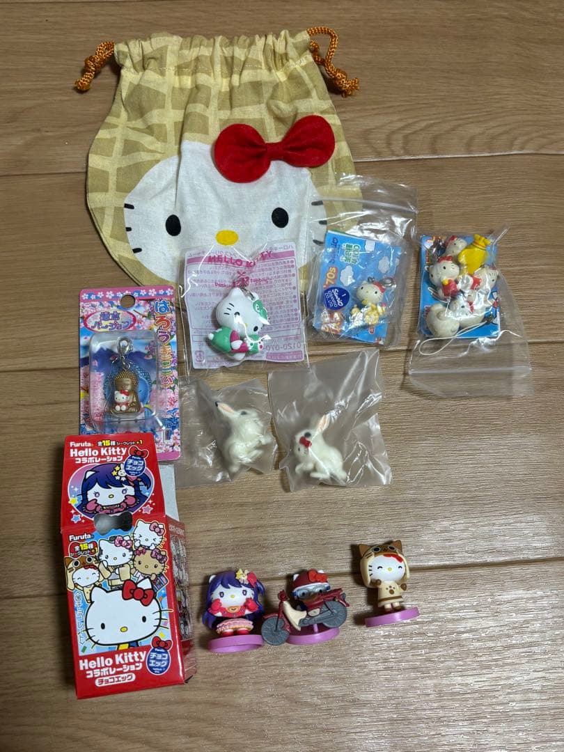 【まとめ売り】ハローキティご当地キティストラップ147個セット+本+おまけ複数