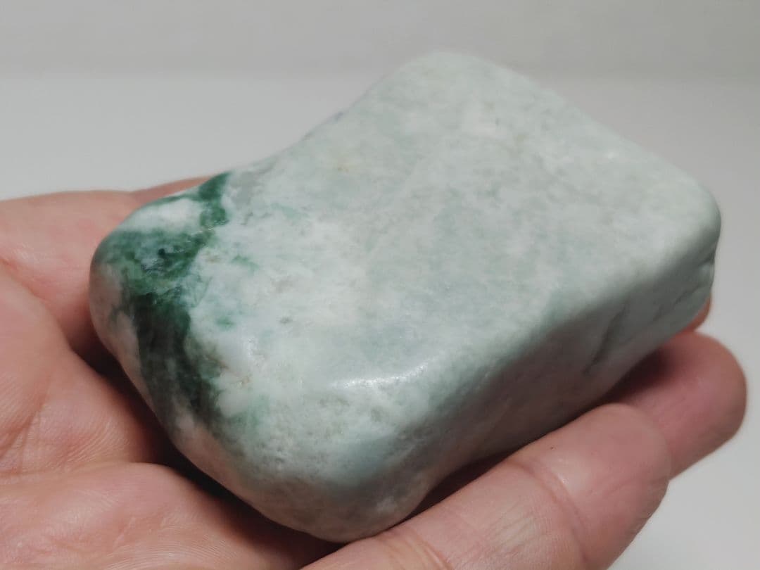 濃緑 140g 翡翠 ヒスイ 原石 鑑賞石 自然石 誕生石 鉱物 鉱石 水石