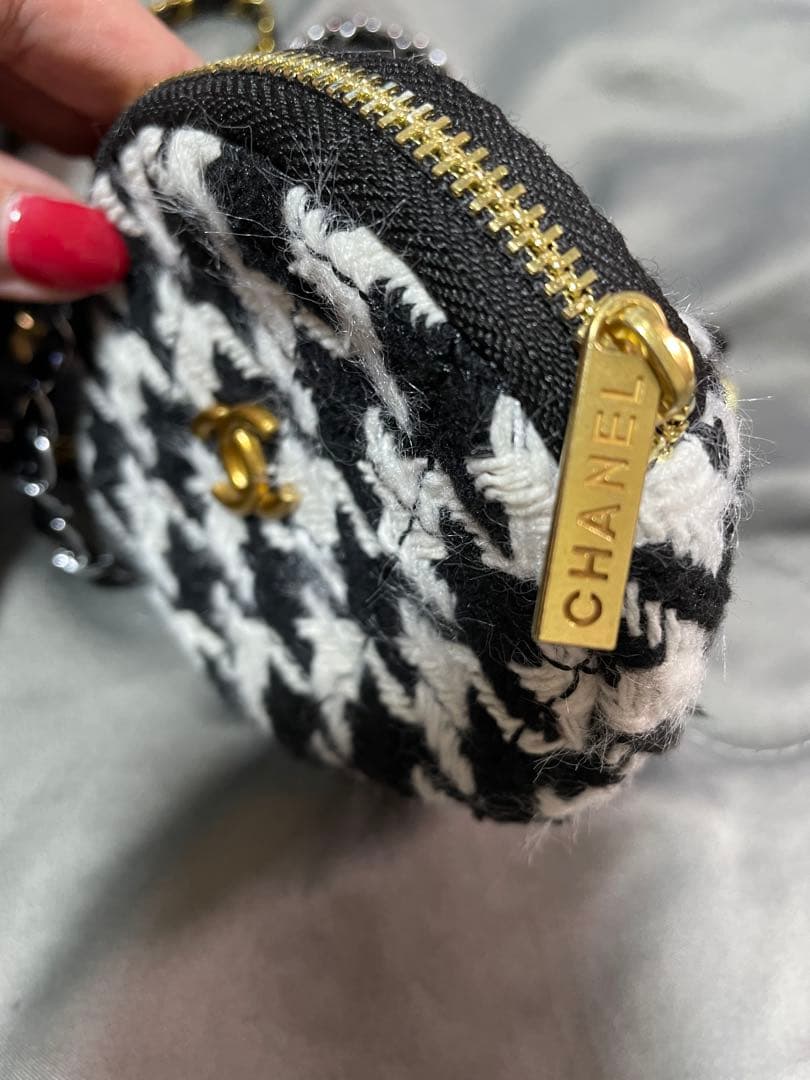 【新品】CHANEL スマホショルダ バックとミニポーチ ❣️