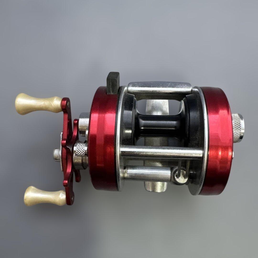 ABU 2500CIレッド　ワンオーナー超美品　試し投げ以降未使用